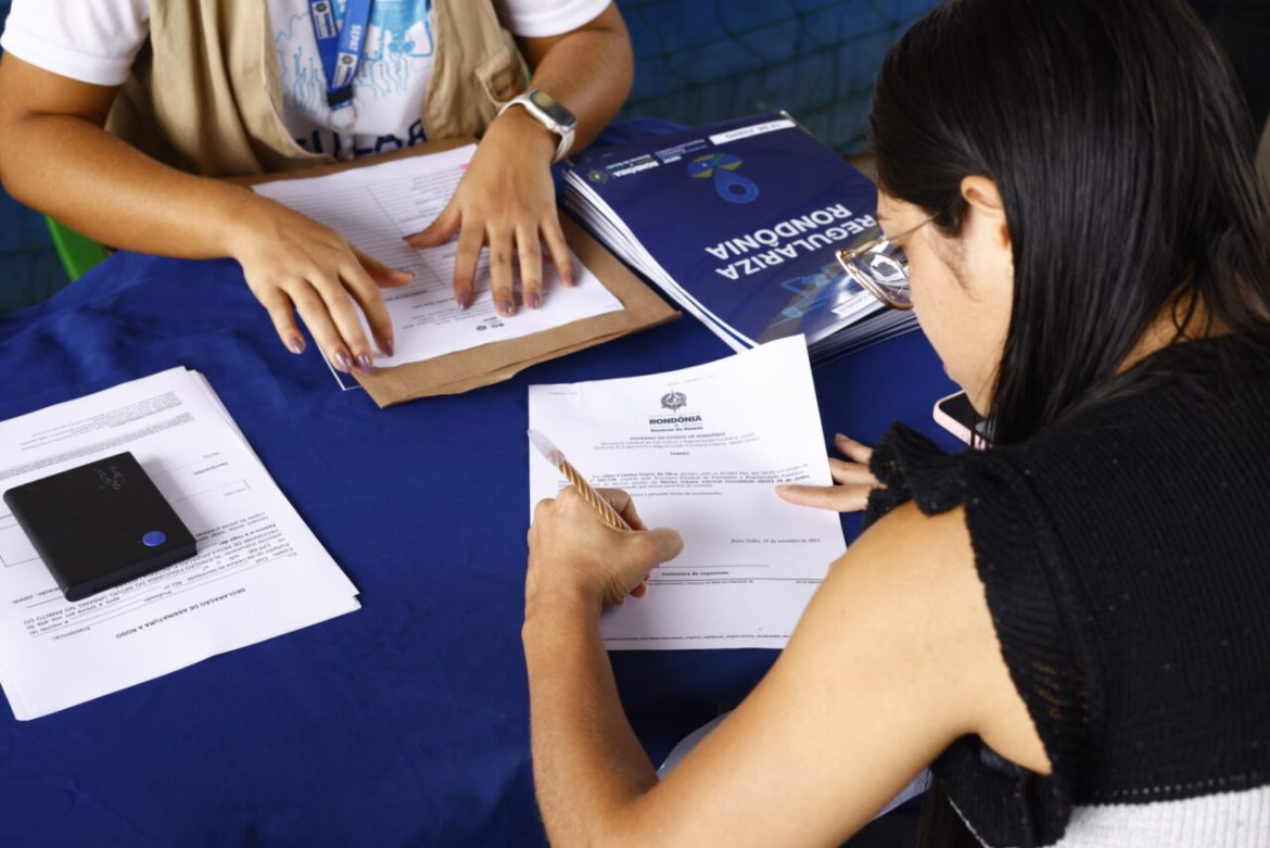 governo-de-ro-entrega-titulos-de-propriedade-para-familias-attain-nucleo-10-de-junho,-em-porto-velho