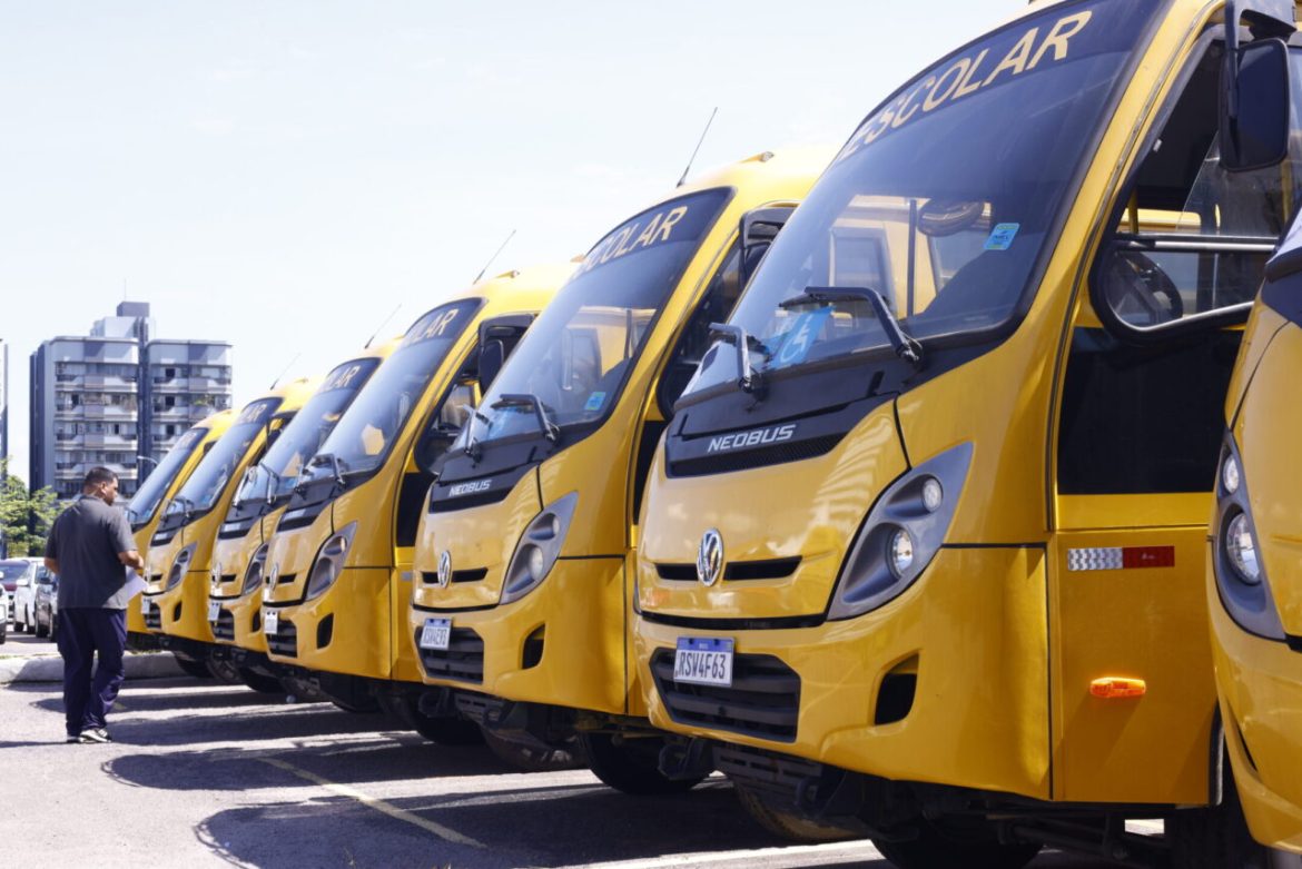 onibus-e-embarcacoes-sao-entregues-pelo-governo-de-rondonia-para-fortalecer-transporte-de-estudantes-de-locais-de-dificil-acesso