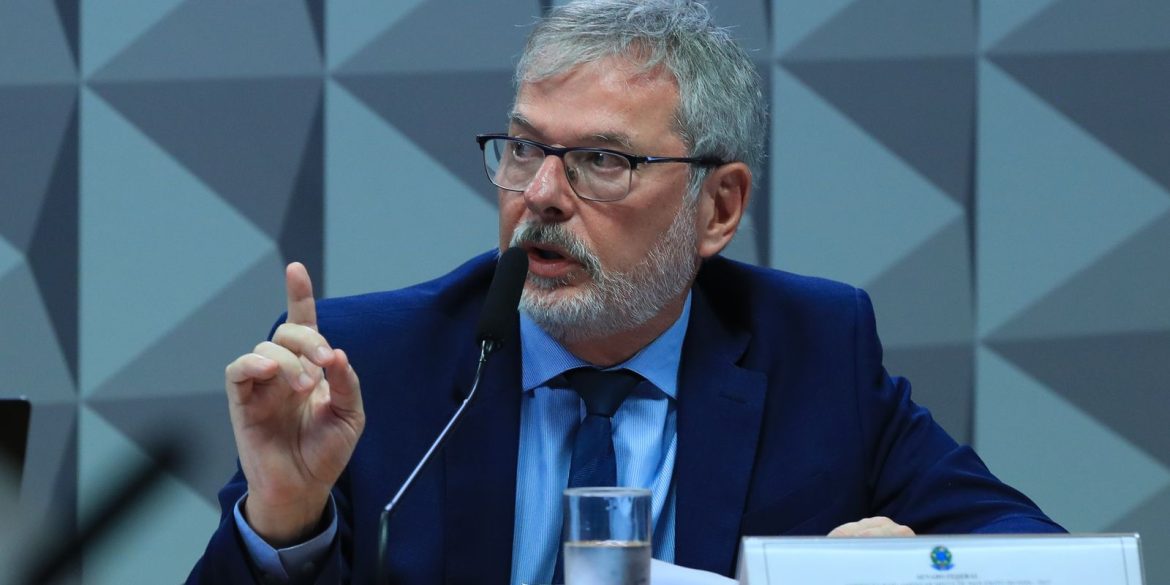 ex-diretor-stop-inss-nega-vinculo-politico-em-depoimento-a-cpi
