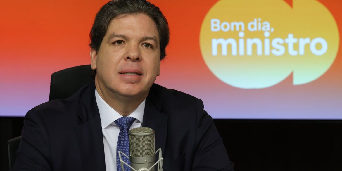 governo-diz-que-conectara-100%-das-escolas-ate-fim-de-2026