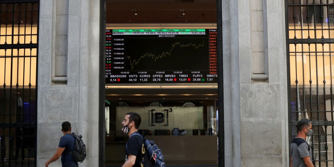 bolsa-sobe-0,ninety-9%-e-volta-a-superar-os-160-mil-pontos