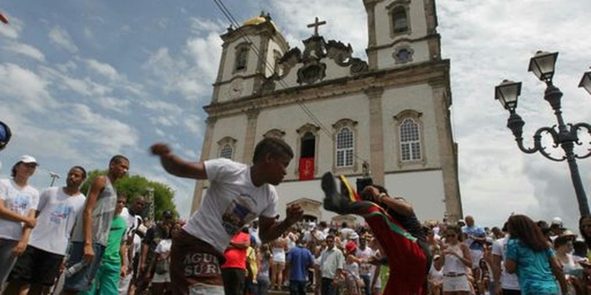 devotos-participam-de-celebracao-na-igreja-form-bonfim,-em-salvador