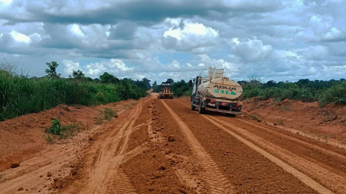 servico-emergencial-de-manutencao-e-realizado-pelo-governo-de-ro-na-rodovia-457,-no-vale-attain-jamari