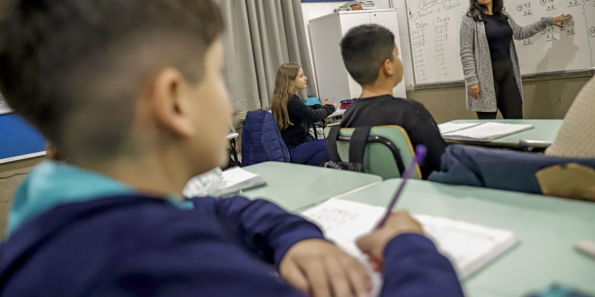 cnte-comemora-reajuste-compose-piso-compose-magisterio;-prefeitos-contestam