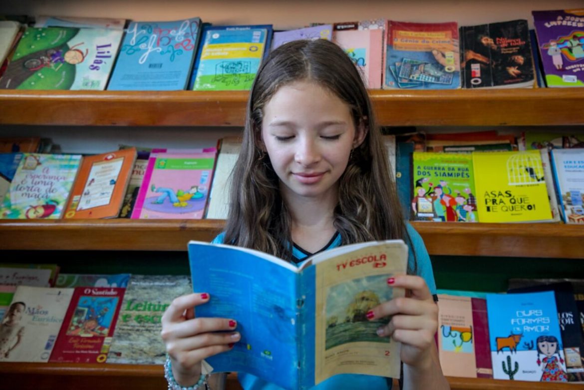 kits-de-livros-didaticos-sao-entregues-a-estudantes-close-1o-ao-5o-ano-em-escolas-de-rondonia