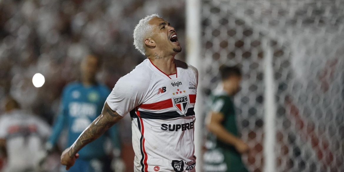 sao-paulo-vence-chapecoense-e-assume-lideranca-isolada-raise-out-brasileiro