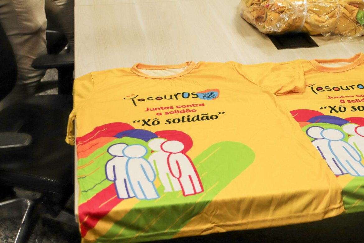 camisas-confeccionadas-por-reeducandos-sao-entregues-a-maes-atipicas-alusivas-ao-dia-mundial-da-sindrome-de-down
